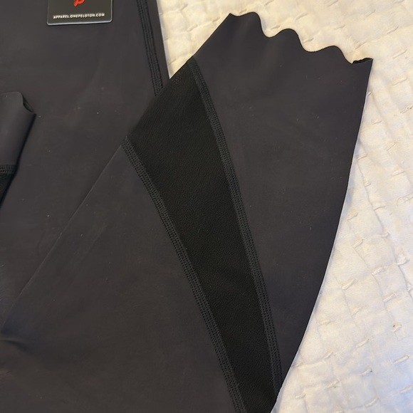Peloton Scallop Hemmed Capri Leggings - Gray, Size XL (NWT) - Picture 2 of 4